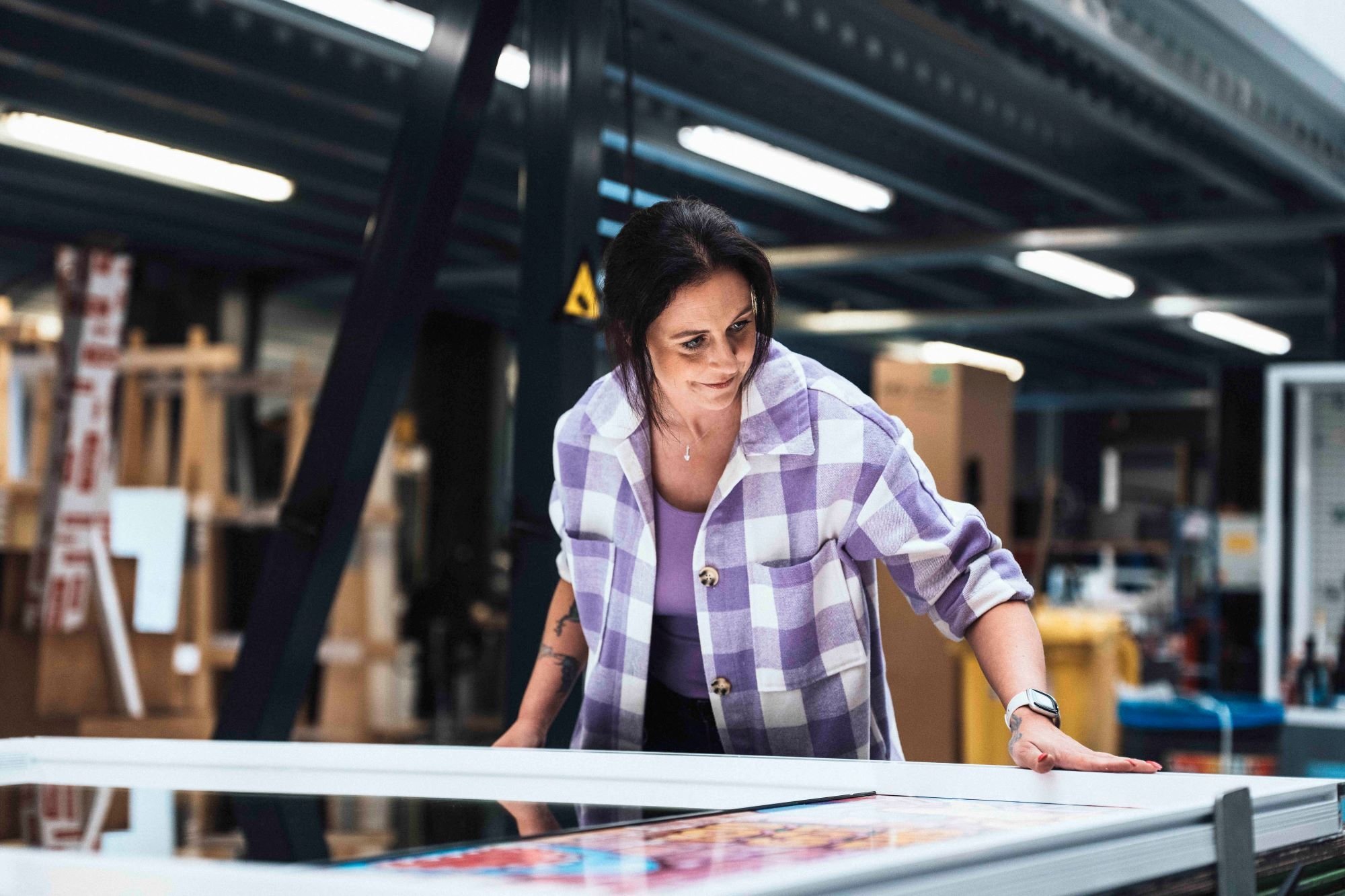 vrouw aan snijplotter