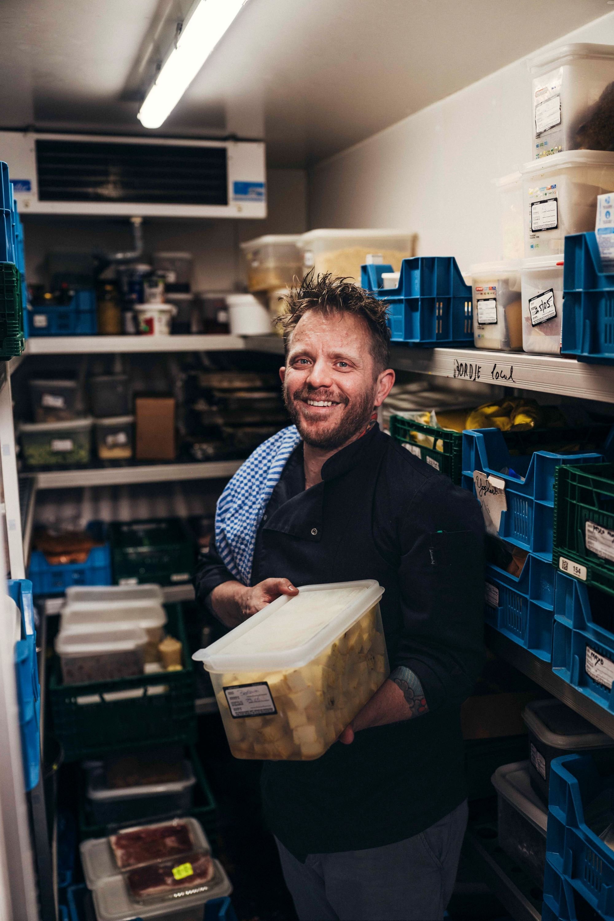Kok in de voorraadruimte van een restaurant
