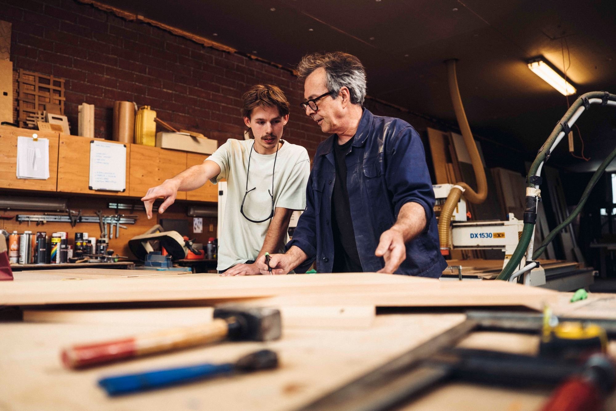 Timmerman in bespreking met werknemer